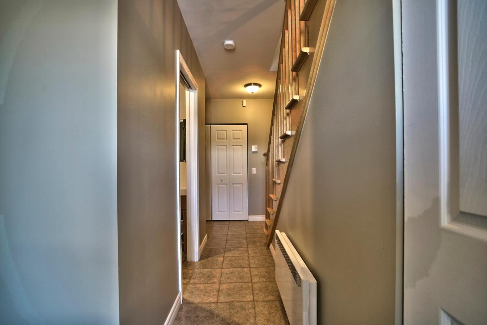 Dynamite 2-bedroom House, Garage, Sleeps 6 *