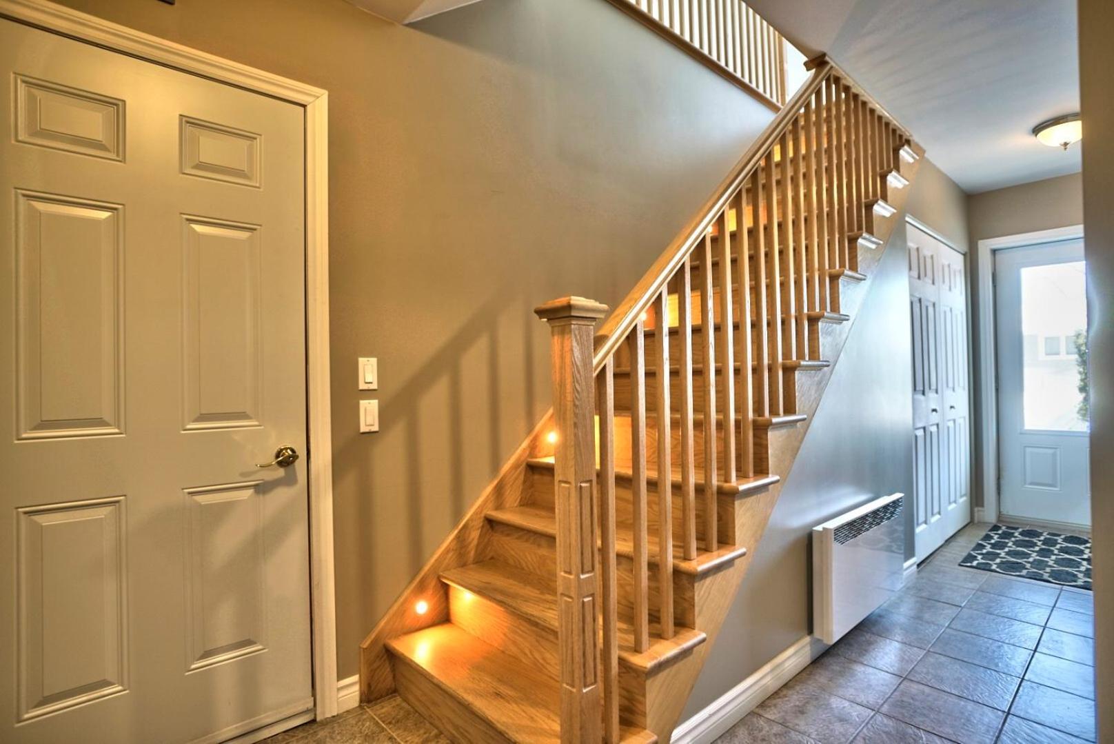 Dynamite 2-bedroom House, Garage, Sleeps 6 * Sherbrooke
