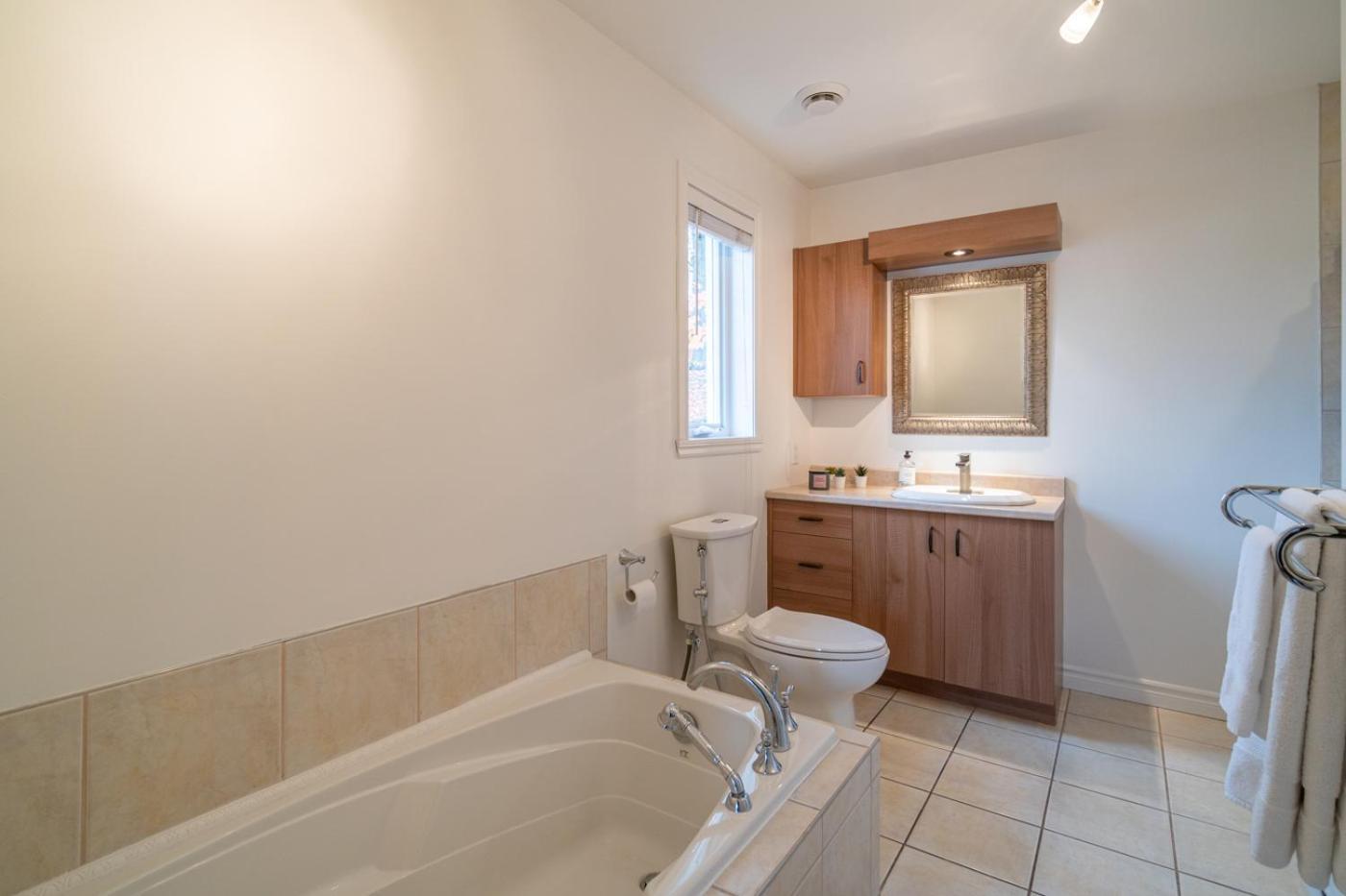 Hébergement de vacances Dynamite 2-bedroom House, Garage, Sleeps 6 *
