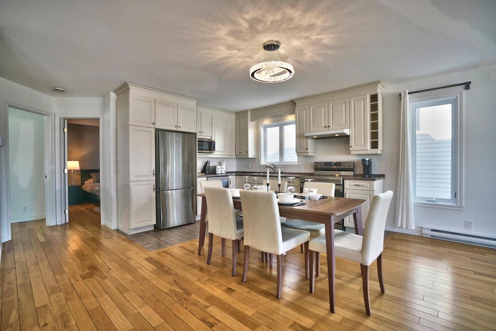 Dynamite 2-bedroom House, Garage, Sleeps 6 Hébergement de vacances Sherbrooke