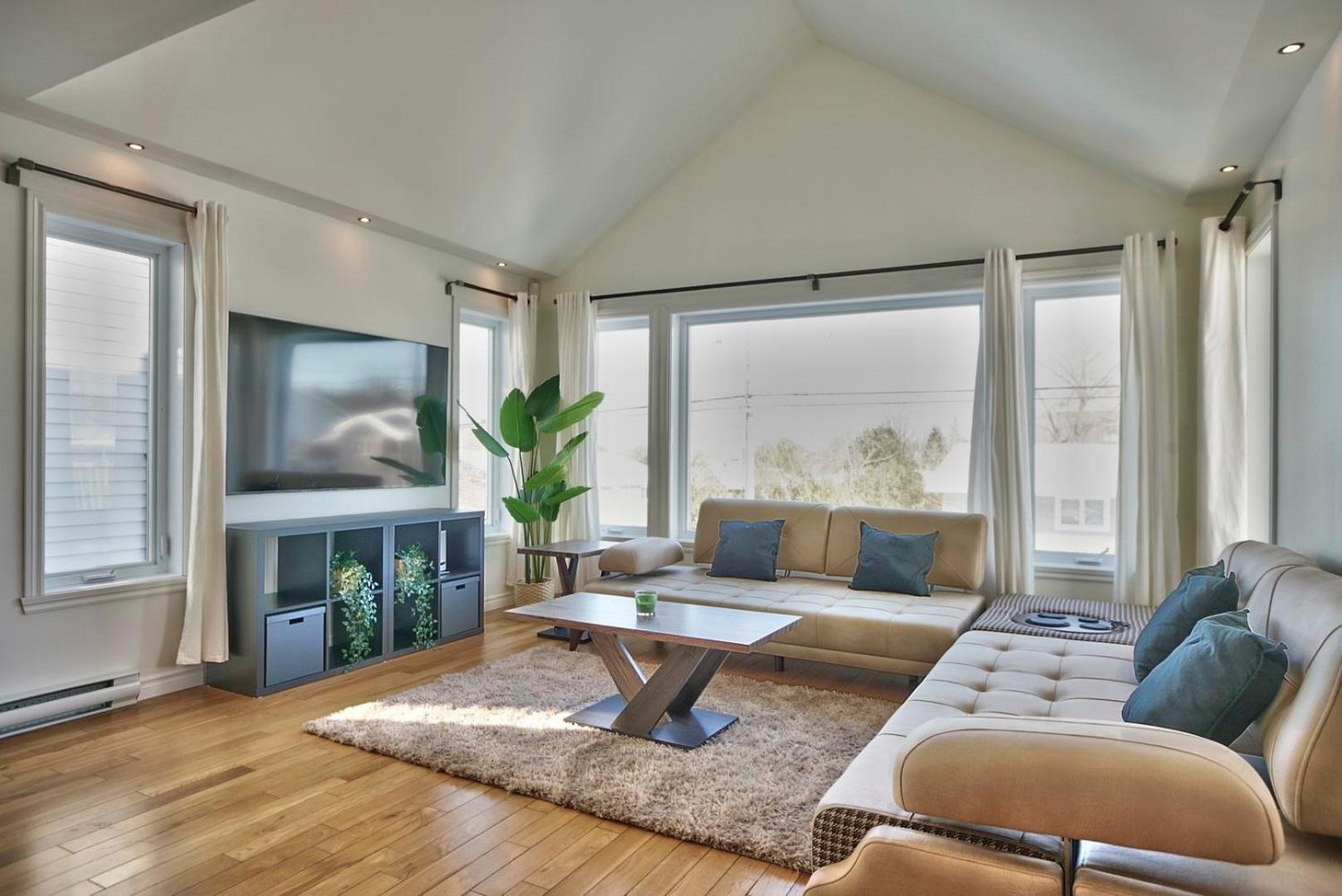 Dynamite 2-bedroom House, Garage, Sleeps 6 Sherbrooke